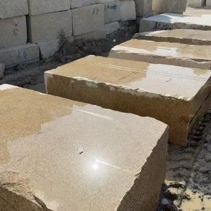 韶关 黄金麻方料堆场洗料分选中，原材料充足