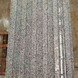 韶关 芝麻白花岗岩荔枝面雕刻盲道，盲条