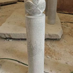 韶关 芝麻白花岗岩石材挡车石柱、停车柱、圆柱挡车柱、方柱挡车柱等