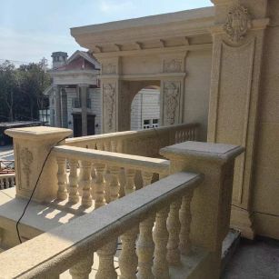 韶关 黄金麻别墅外墙干挂雕花配合阳台栏杆花瓶柱