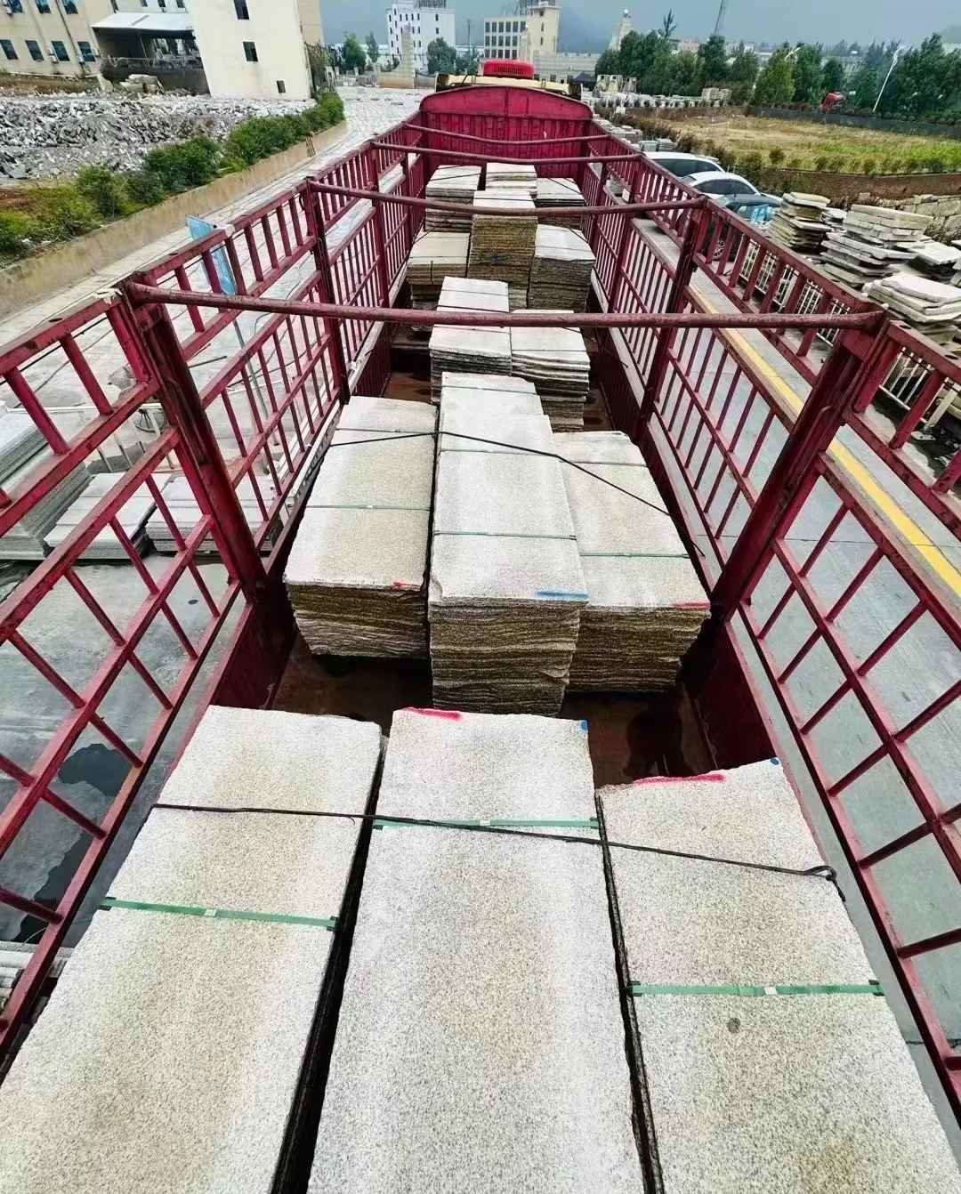 韶关 黄金麻花岗岩荔枝面，光面毛板装车完成