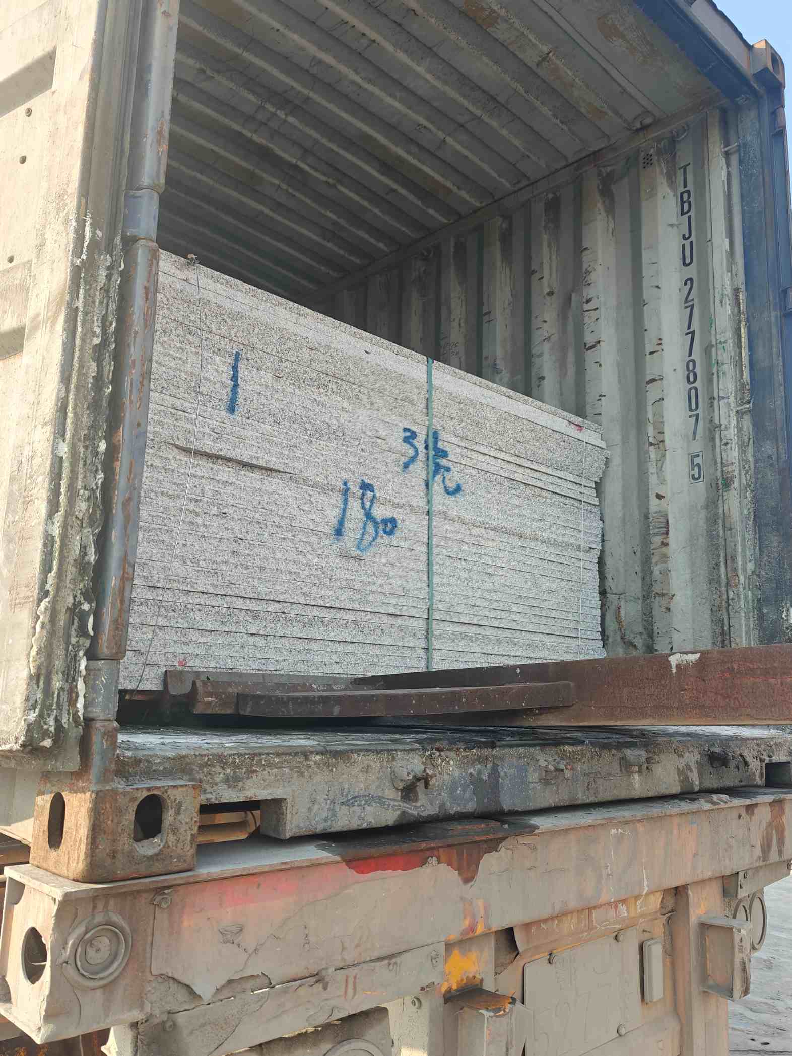 韶关 芝麻白花岗岩石材3.0公分光面毛板装柜出货