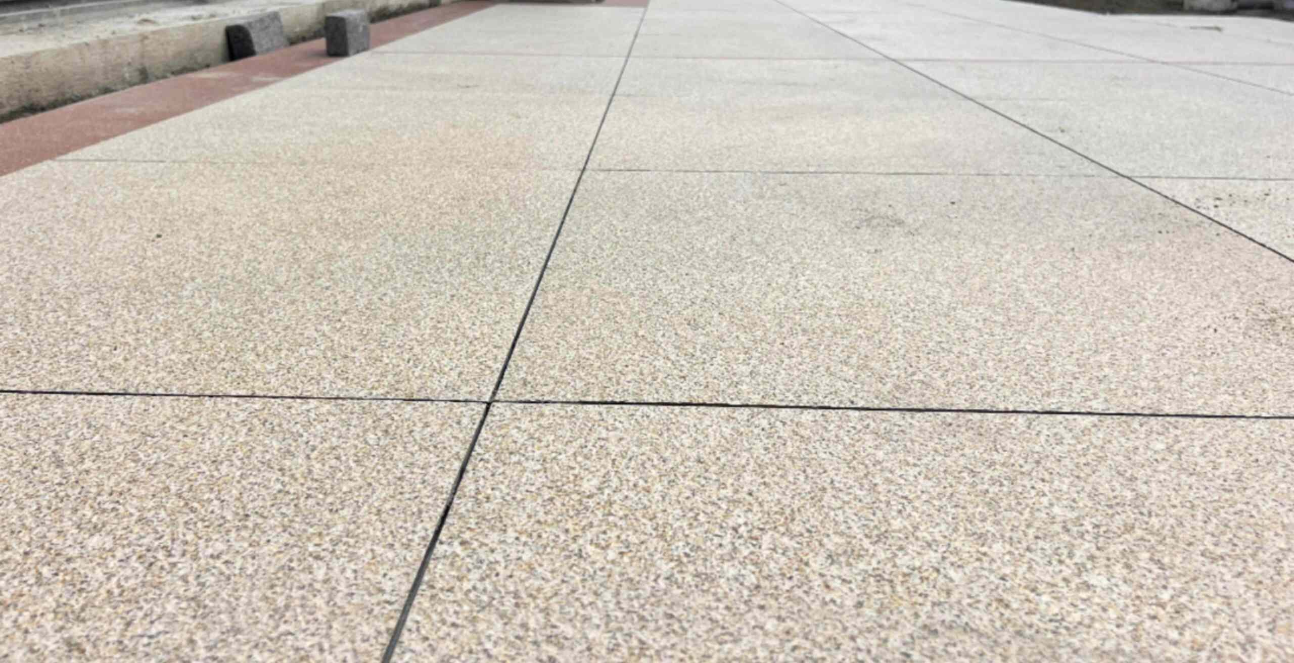 韶关 黄金麻花岗岩石板材荔枝面地面铺装效果