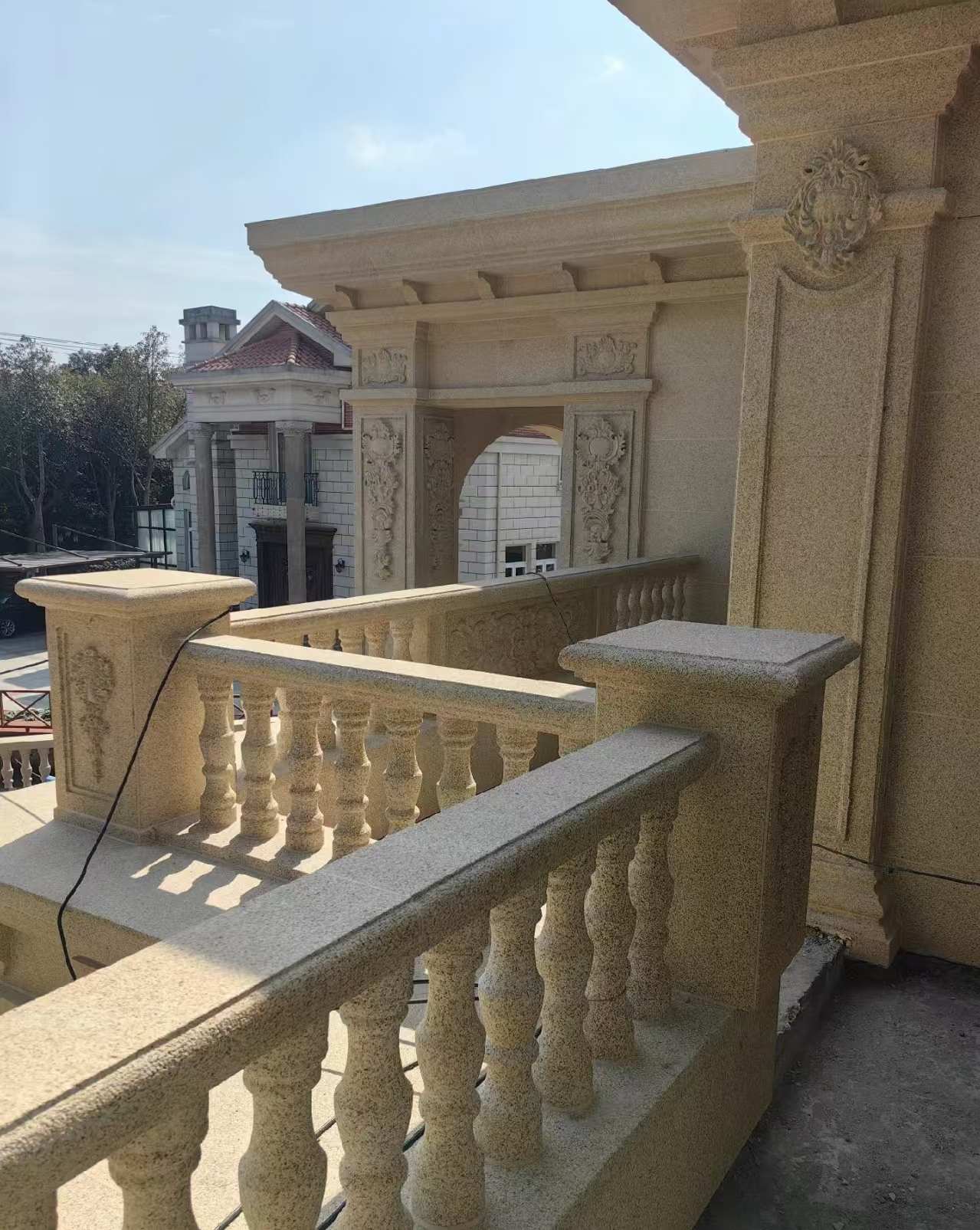 韶关 黄金麻别墅外墙干挂雕花配合阳台栏杆花瓶柱