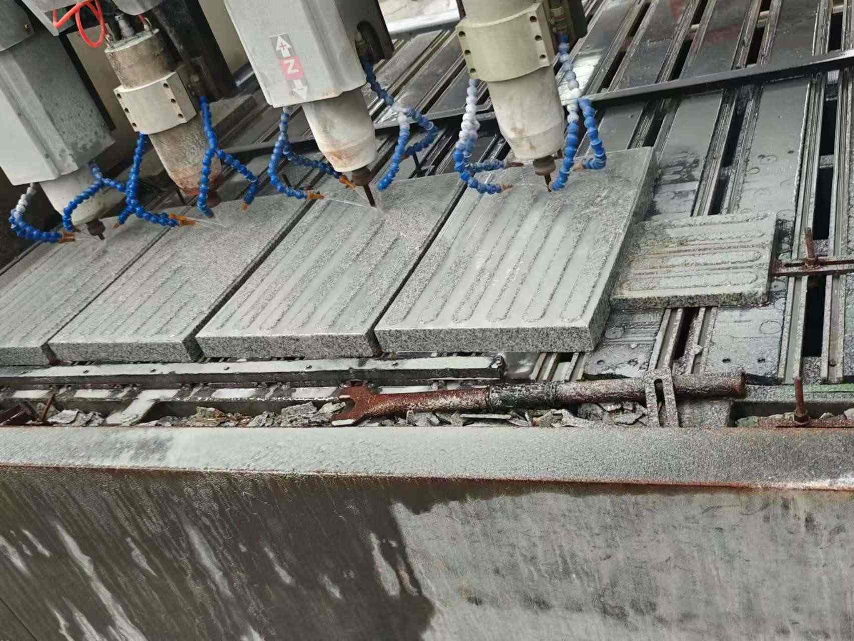 韶关 芝麻白花岗岩荔枝面盲道雕刻