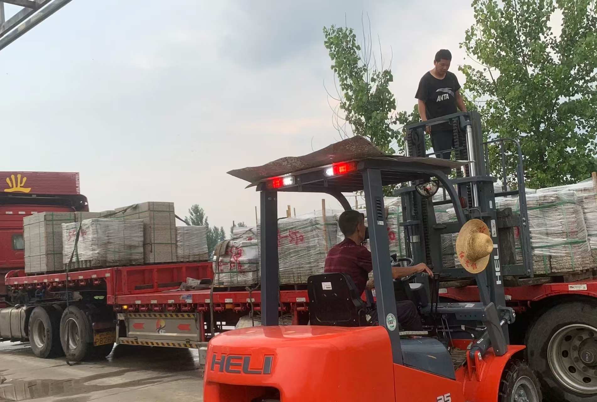 韶关 黄金麻冰裂纹，地铺石装车