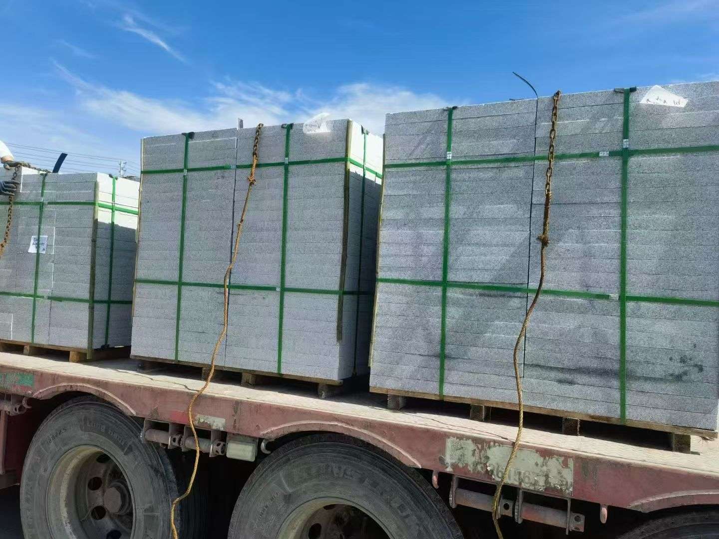 韶关 芝麻白花岗岩地铺石装车日常