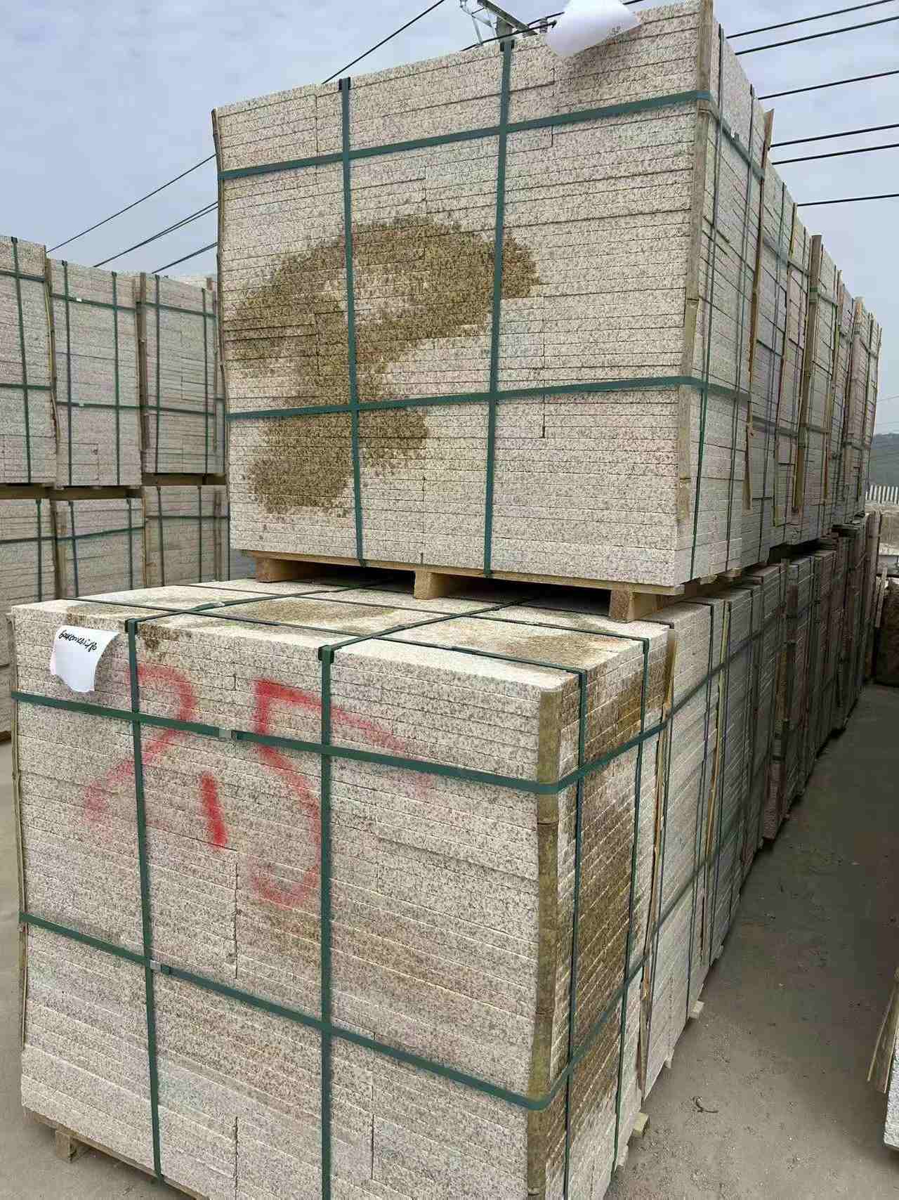 韶关 黄金麻花岗岩石材荔枝面地铺石2.5*300*600