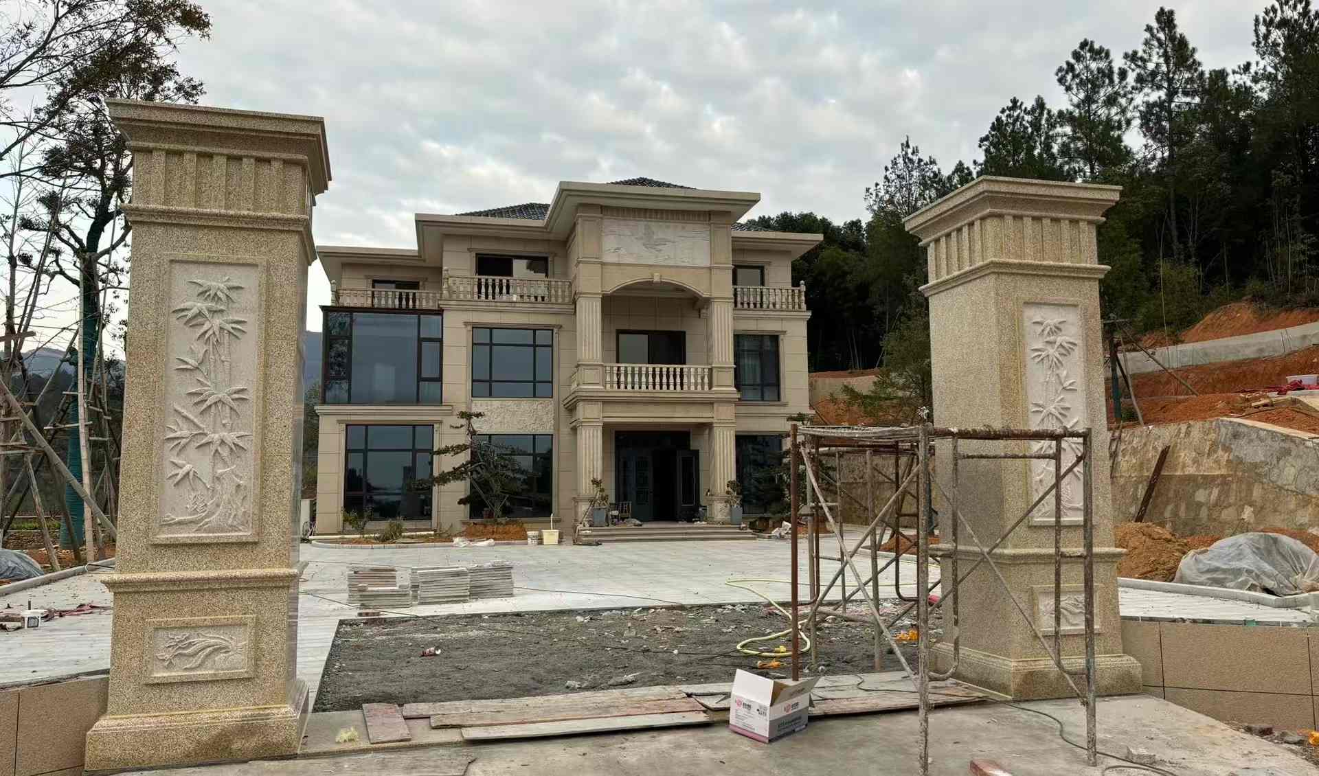 韶关 黄金麻花岗岩别墅雕花外墙干挂配上门口雕花罗马柱