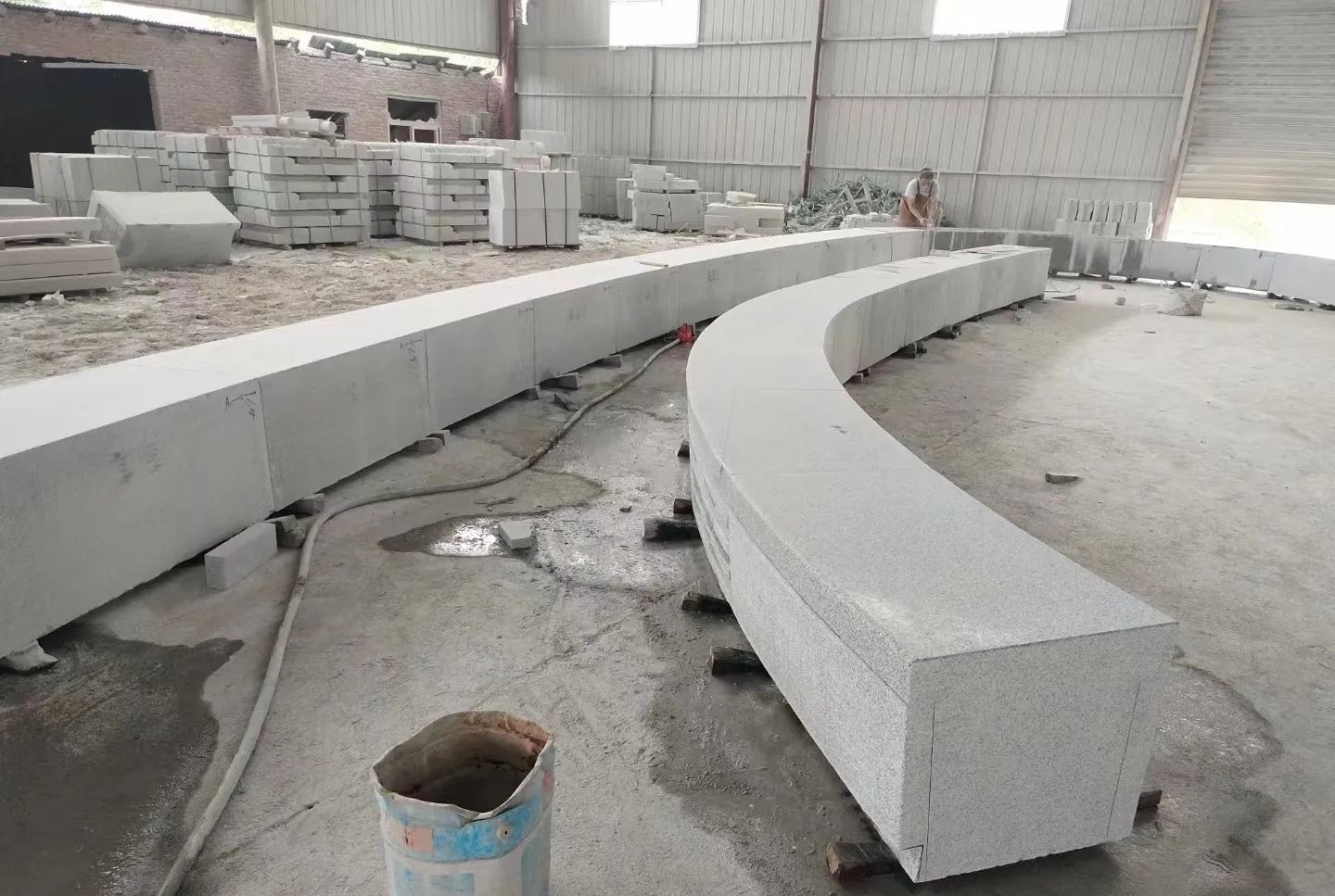 韶关芝麻白花岗岩石板材 园林光面弧形坐凳