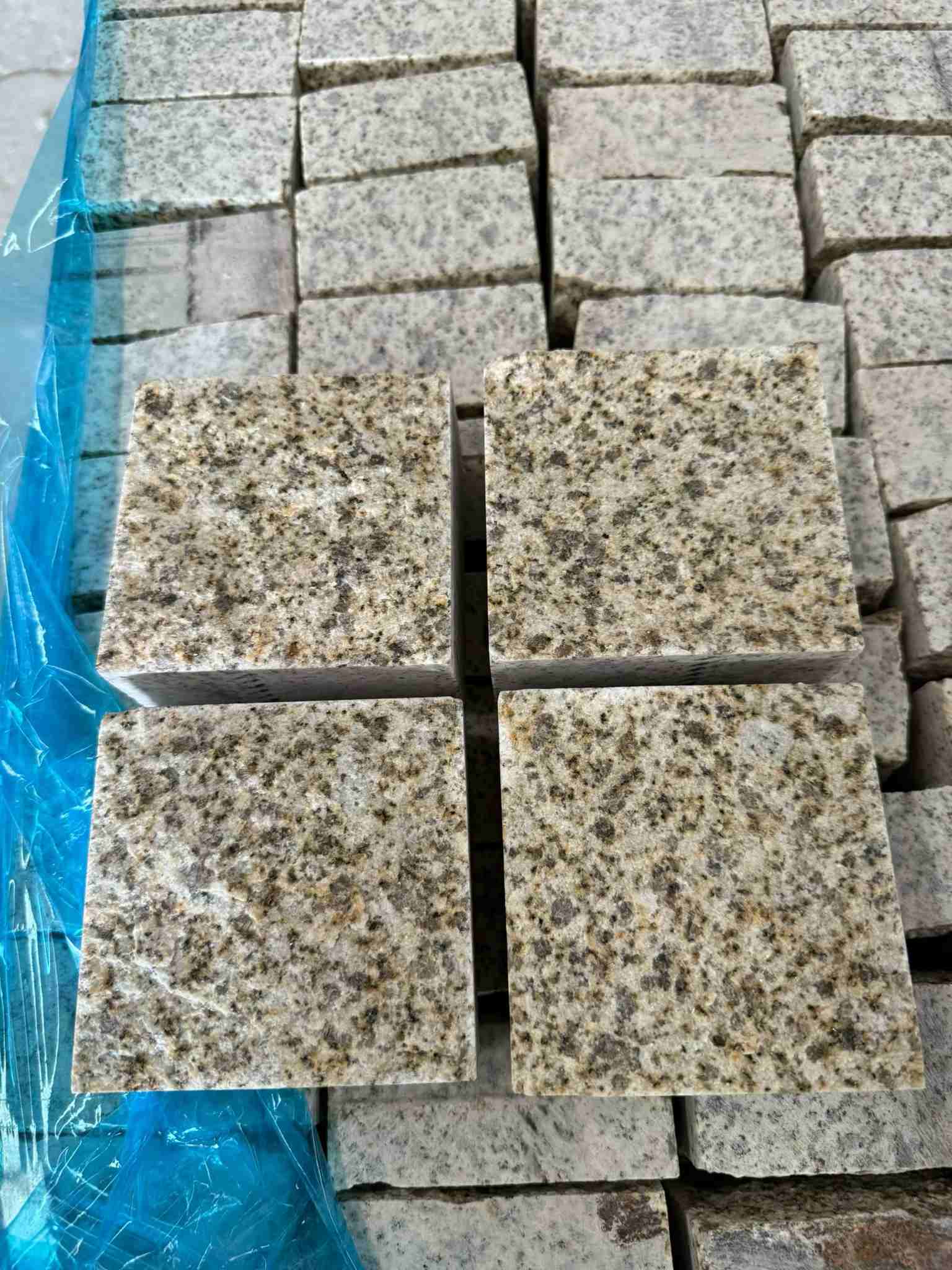 韶关 黄金麻花岗岩自然面小方块，弹石，马蹄石等