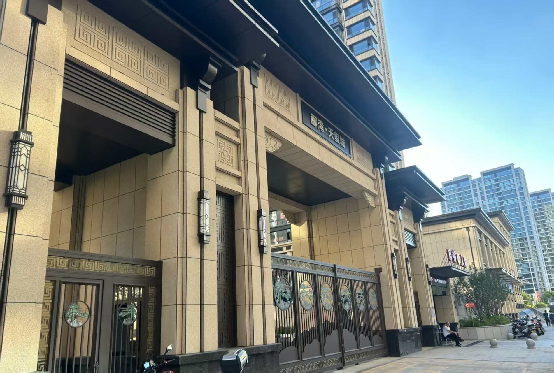 韶关 黄金麻花岗岩荔枝面小区门楼外墙干挂