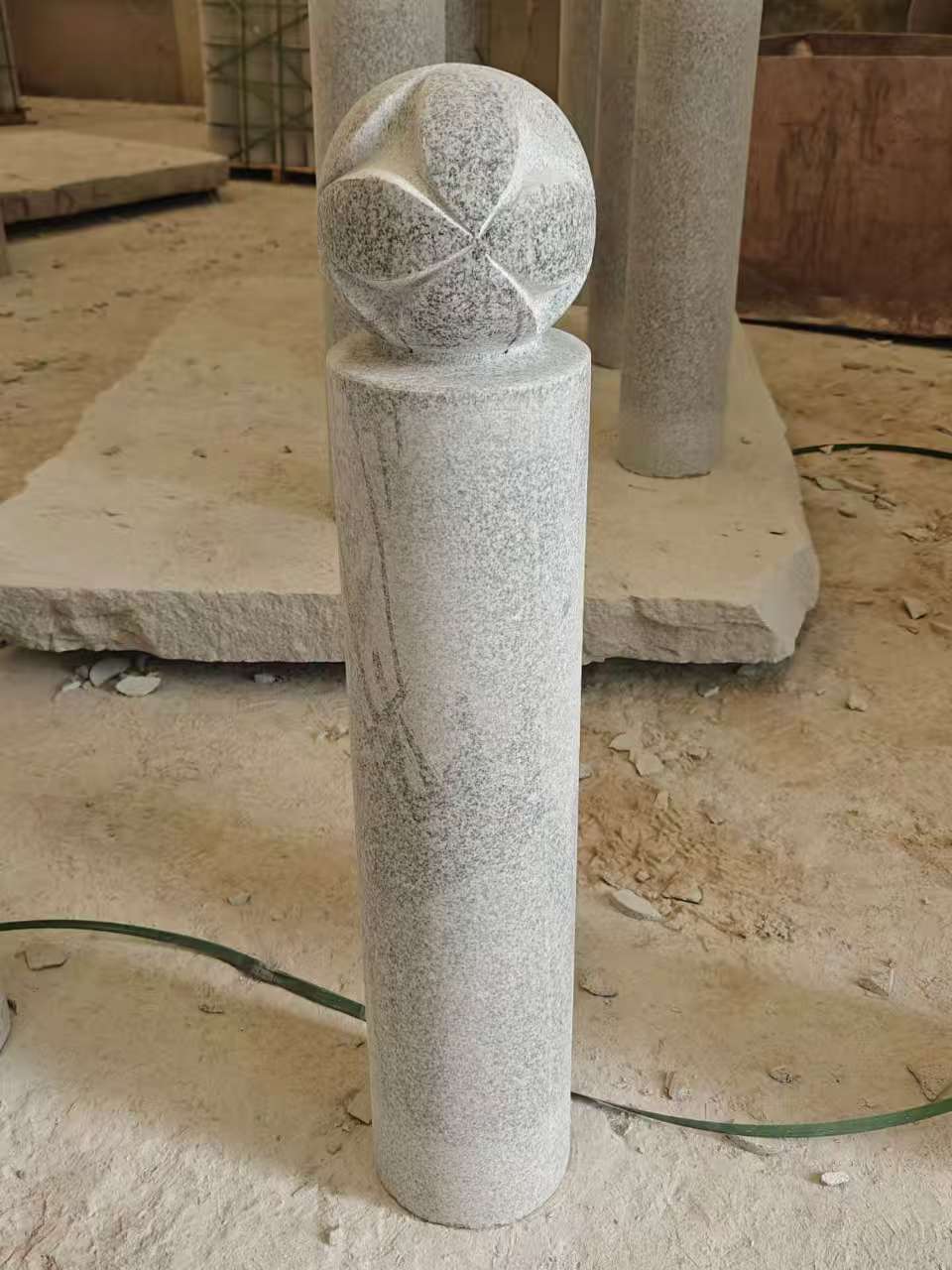 韶关 芝麻白花岗岩石材挡车石柱、停车柱、圆柱挡车柱、方柱挡车柱等