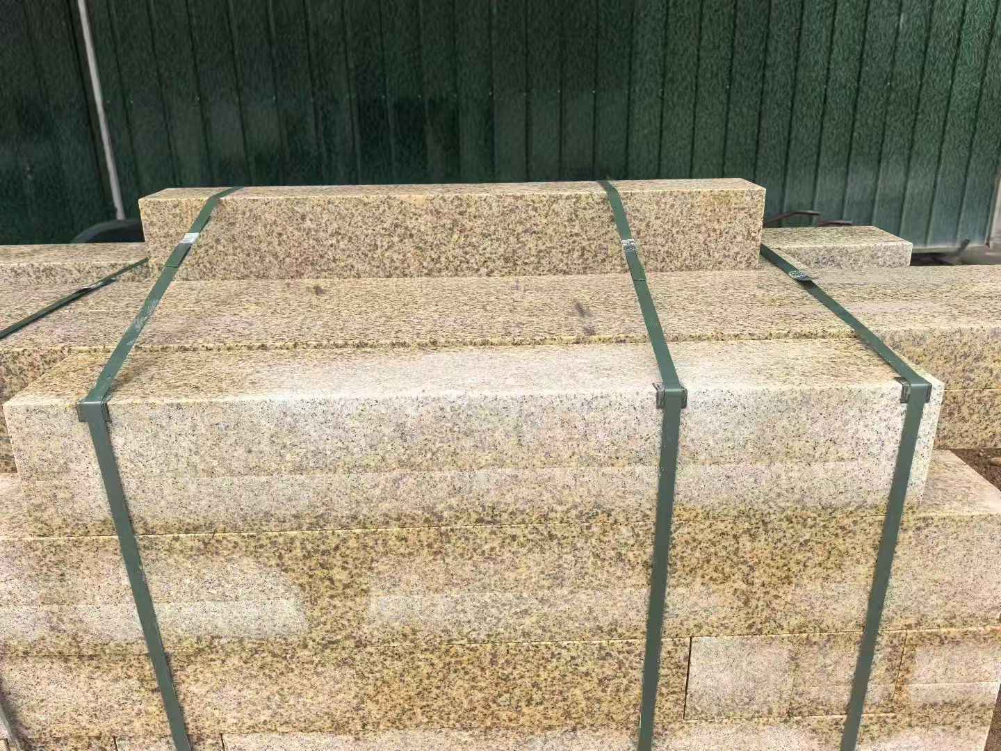 韶关 黄金麻花岗岩石材机切面栏杆料半成品