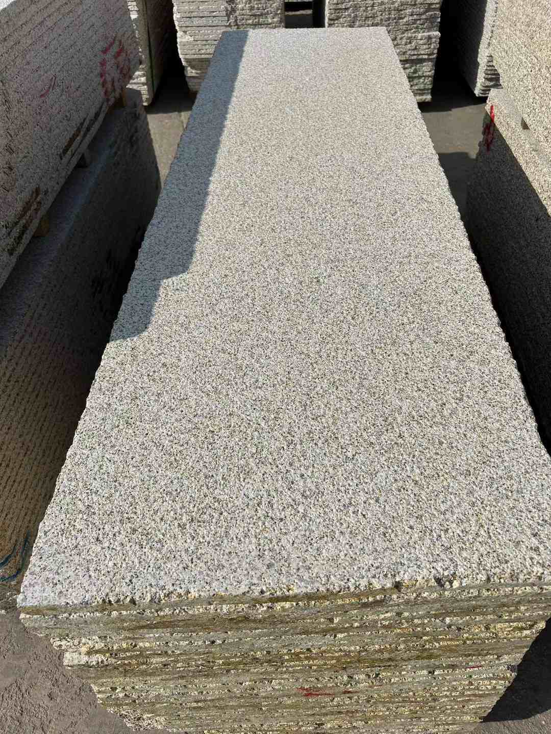 韶关 黄金麻花岗岩荔枝面毛板，半成品