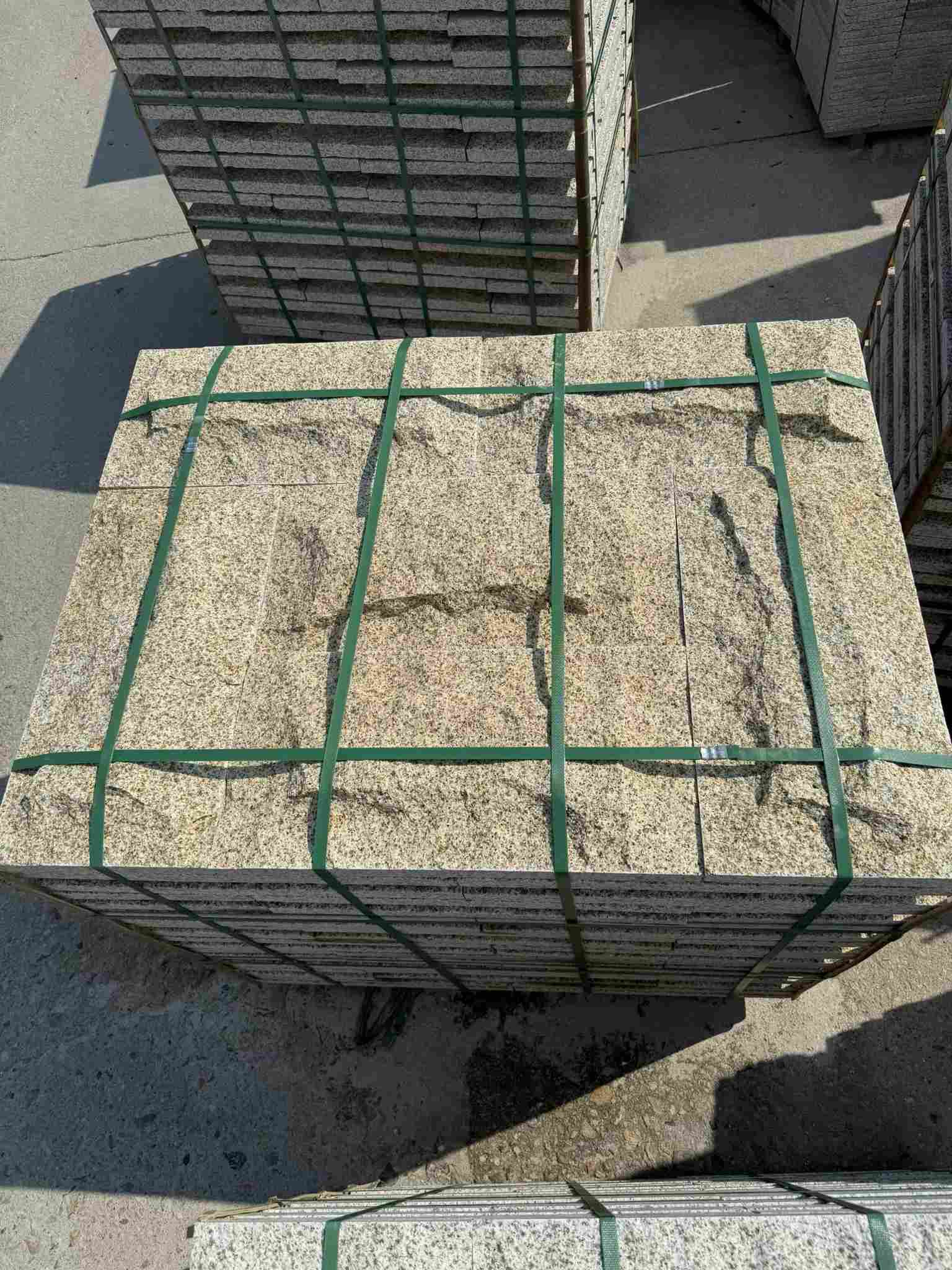 韶关 黄金麻花岗岩石材自然面蘑菇石成品