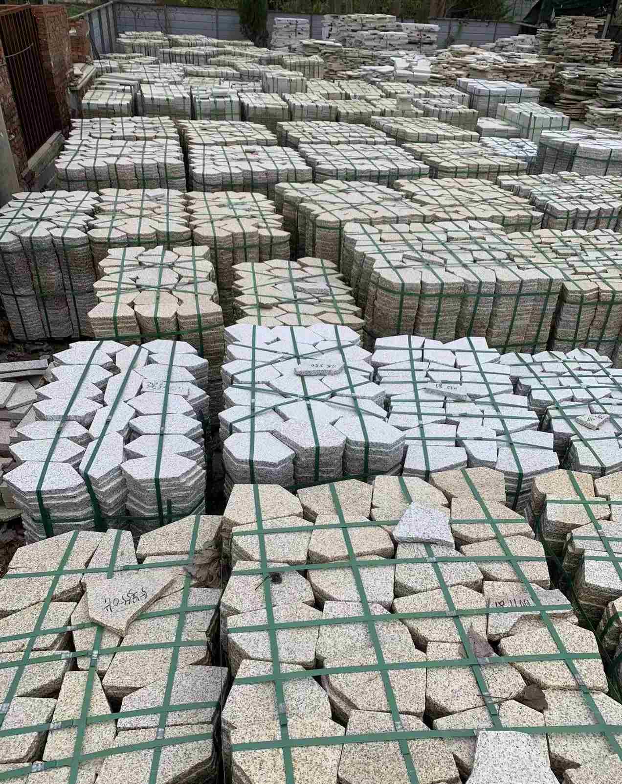 韶关 黄金麻白麻花岗岩荔枝面地铺石(冰裂纹)