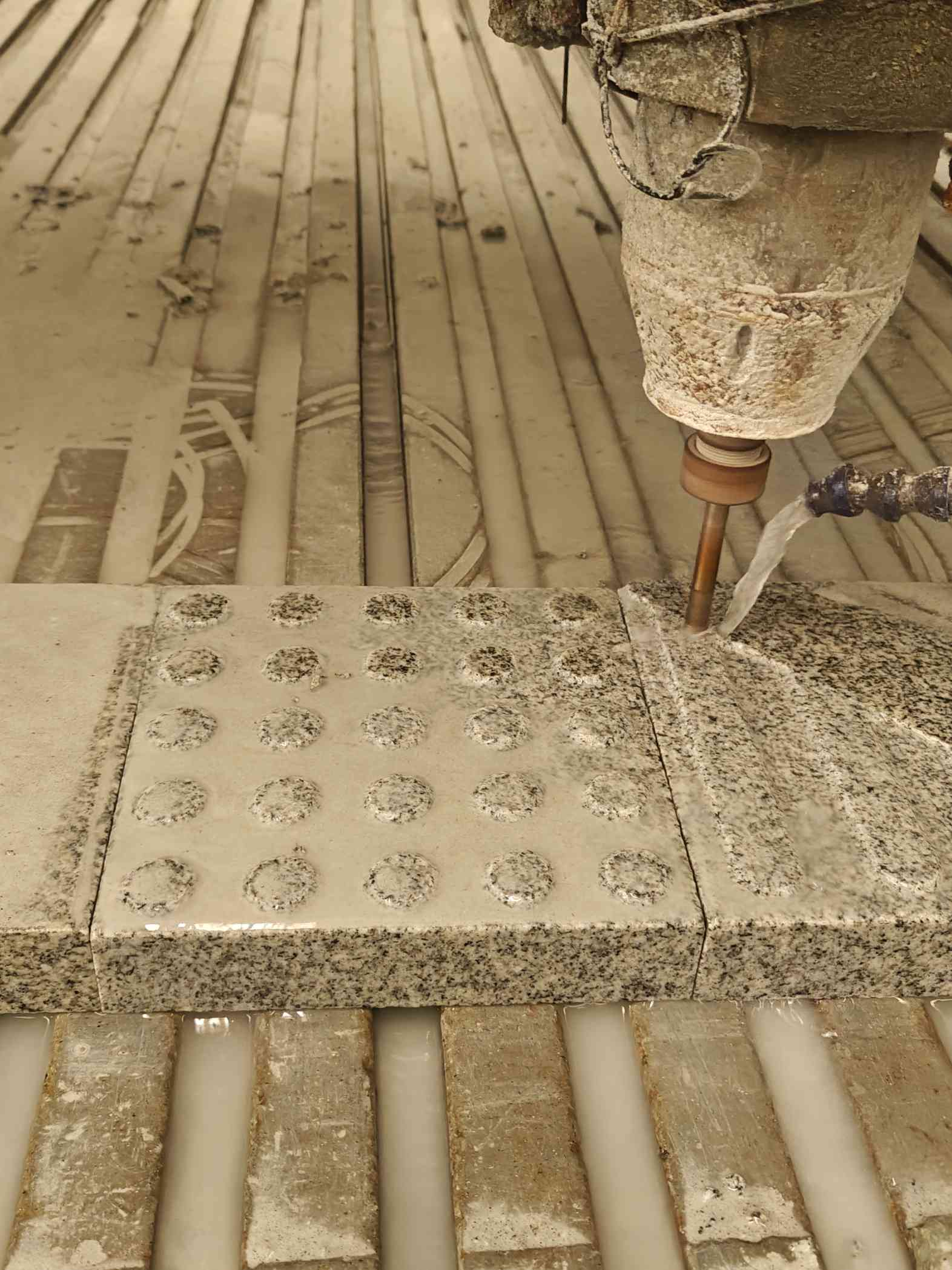 韶关 芝麻白花岗岩石材盲人石、盲道石、盲点石