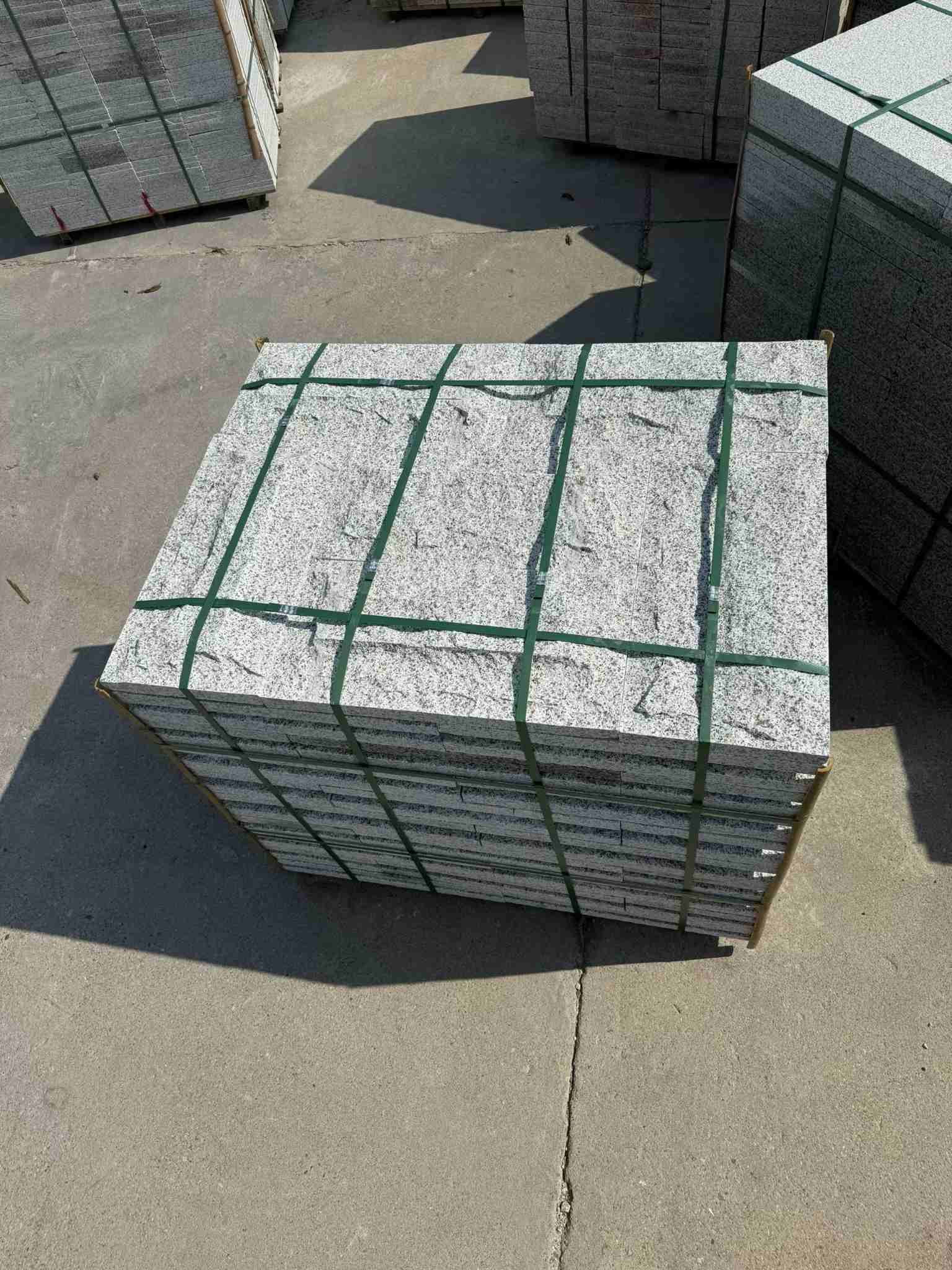 韶关 白麻花岗岩石材自然面蘑菇石成品