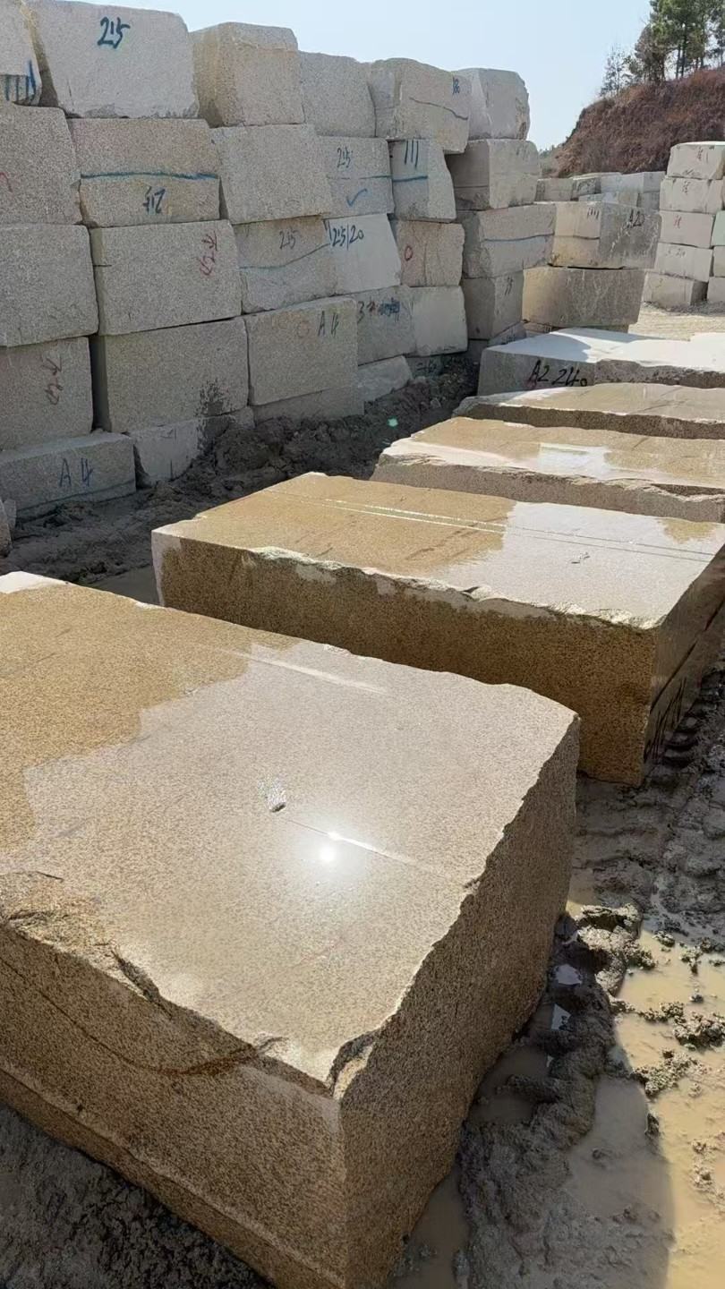 韶关 黄金麻方料堆场洗料分选中，原材料充足