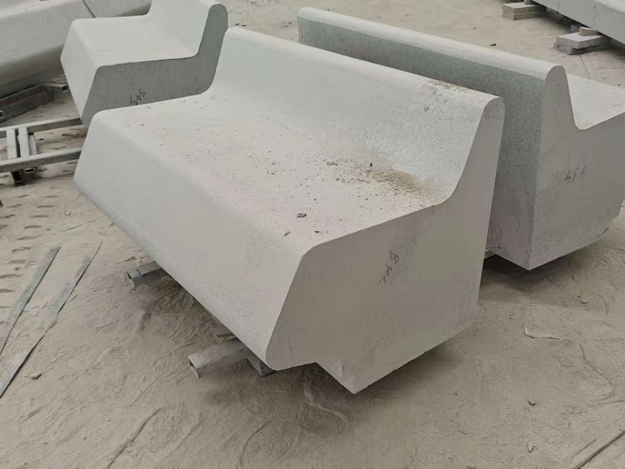 韶关 芝麻白花岗岩异形坐凳，石凳