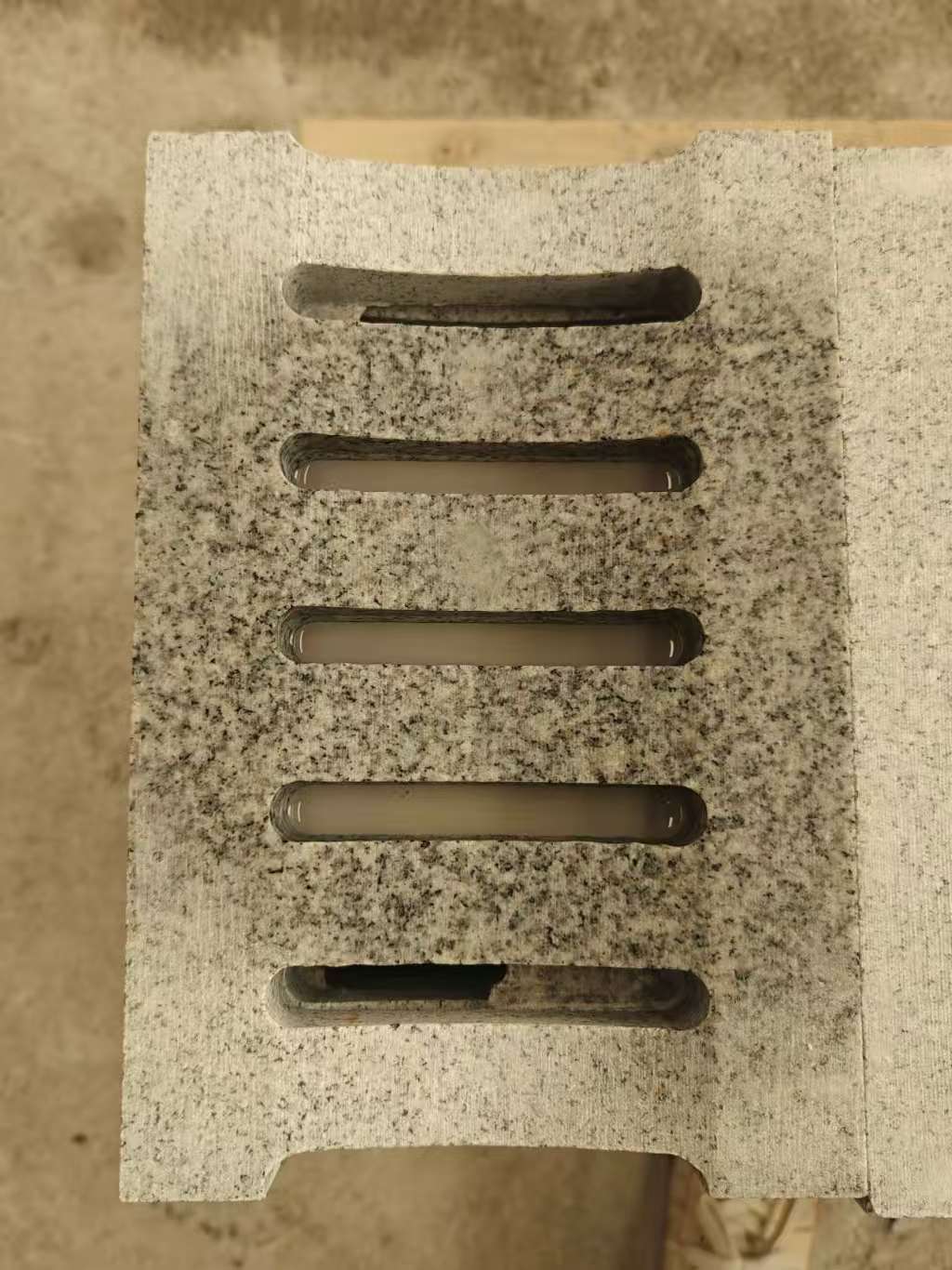 韶关 芝麻白拉丝面花岗岩U型开槽排水槽