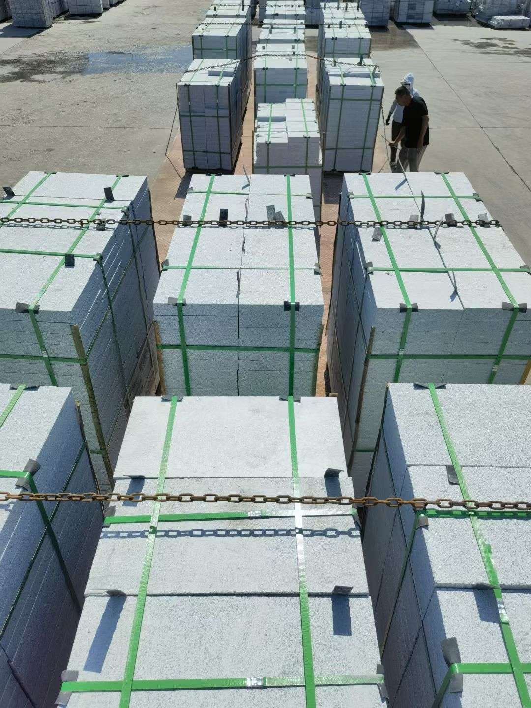 韶关 芝麻白花岗岩5公分地铺石 花岗岩厂家工厂装车日常